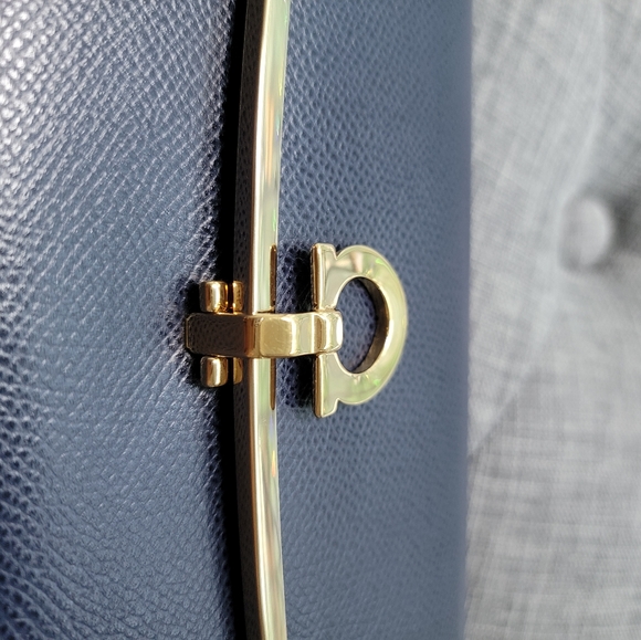 Authentic Salvatore Ferragamo wallet - Picture 4 of 10